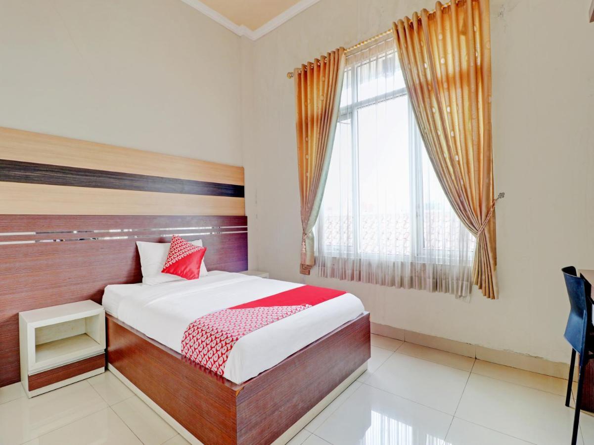 Oyo 90347 Hotel Srikandi Syariah Тасикмалая Экстерьер фото