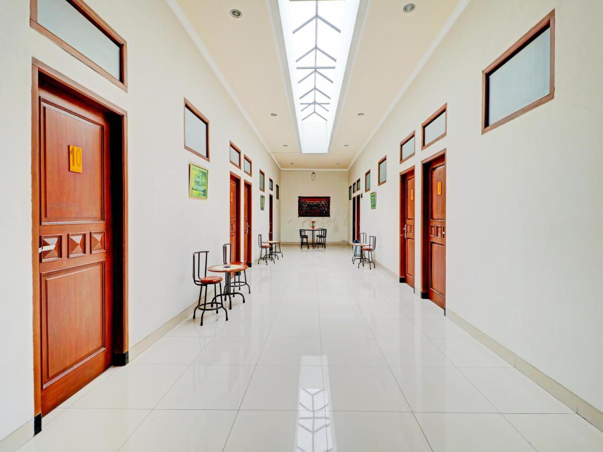 Oyo 90347 Hotel Srikandi Syariah Тасикмалая Экстерьер фото